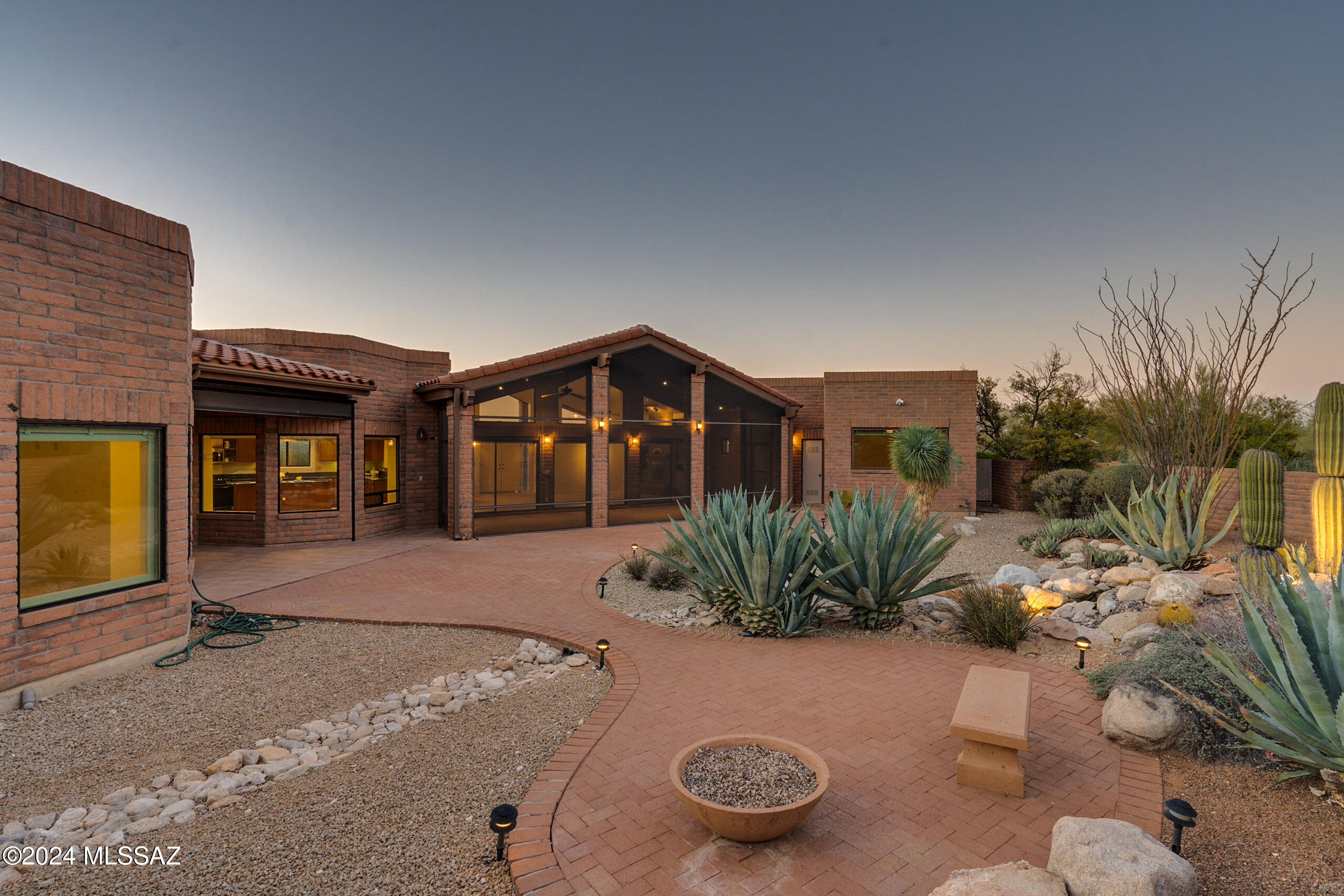 1060 E Canada Vista Place
