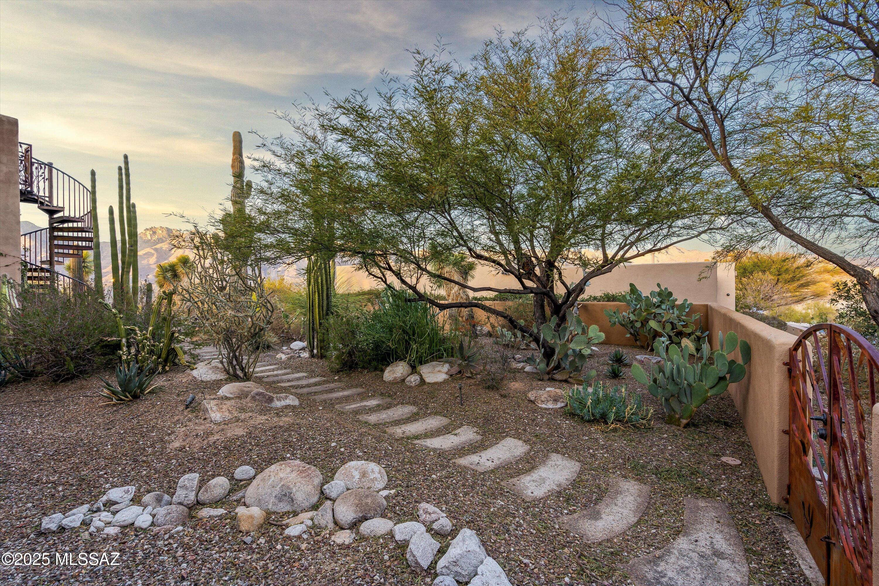 7557 E Crested Saguaro Place