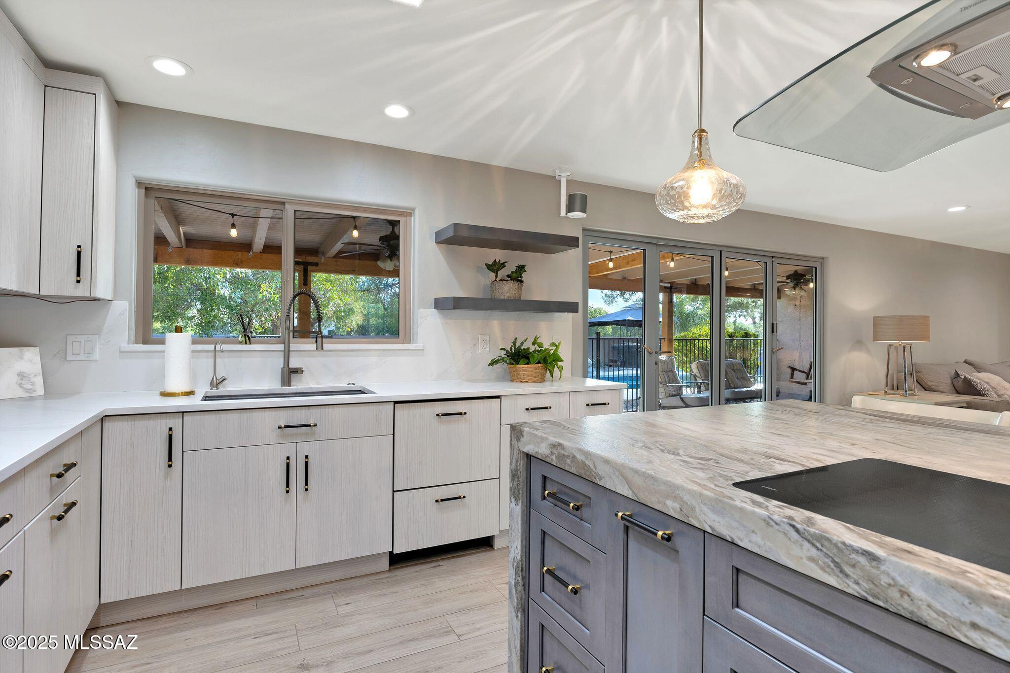 915 W Landoran Lane
