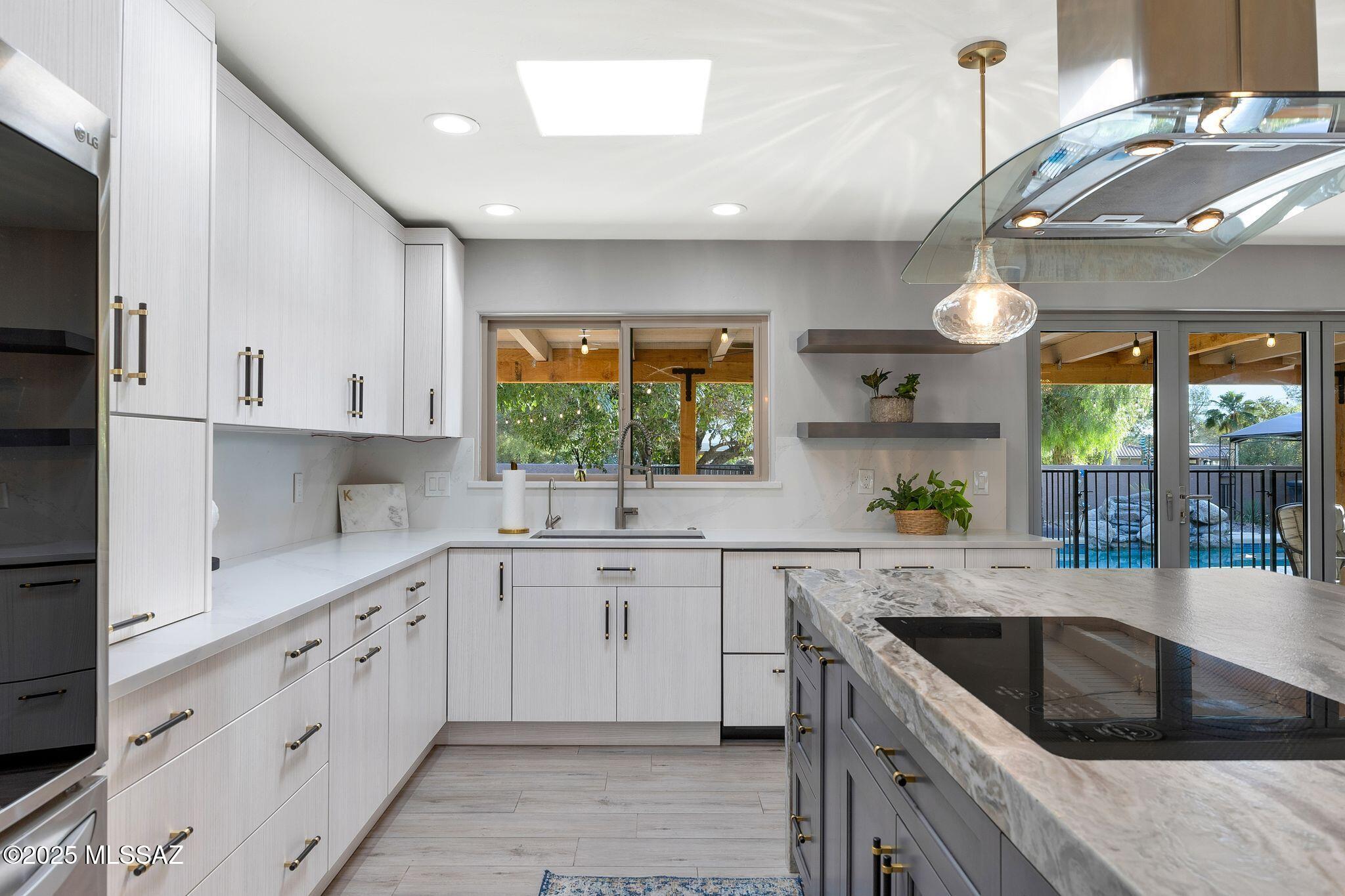 915 W Landoran Lane