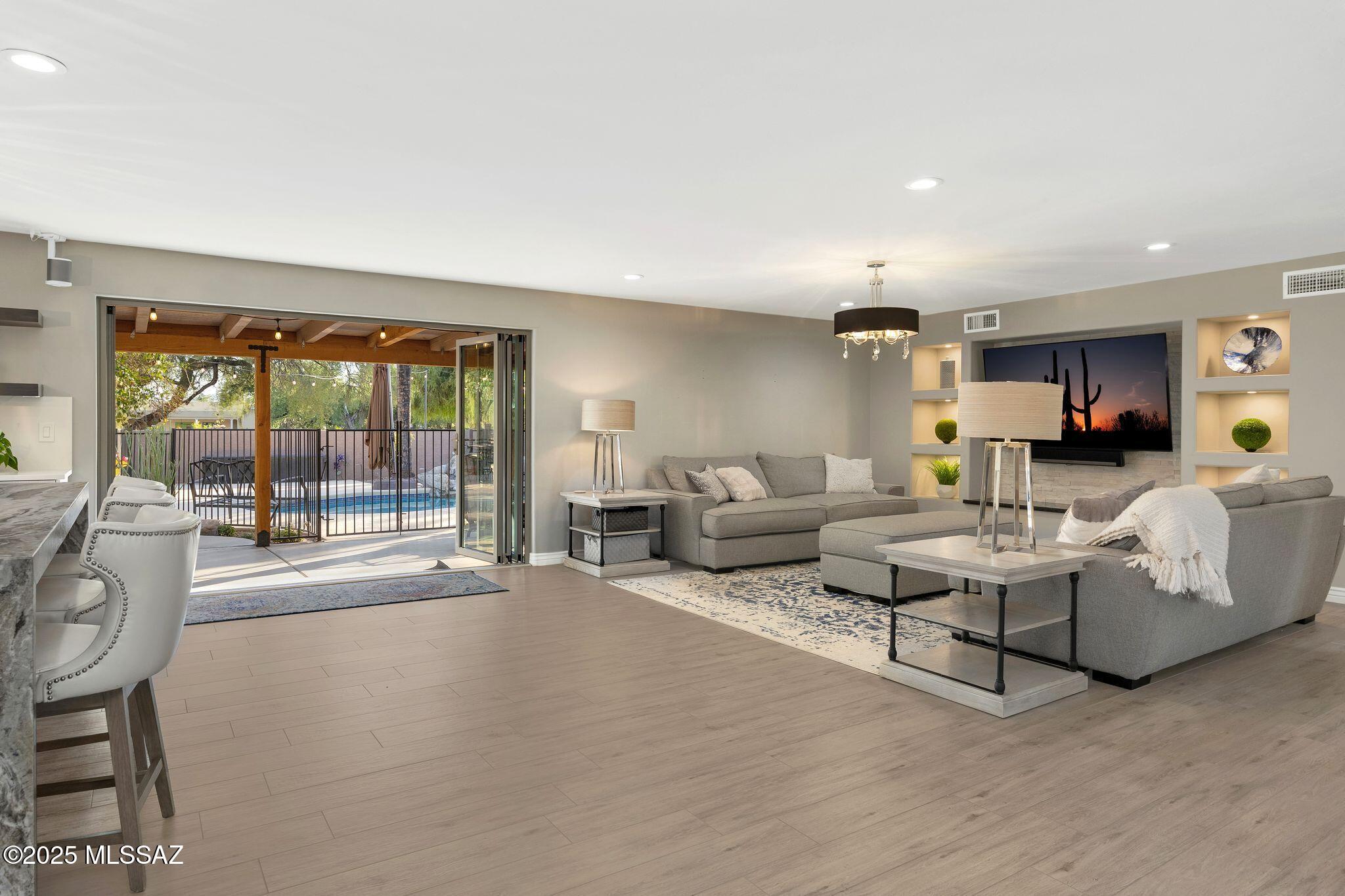 915 W Landoran Lane