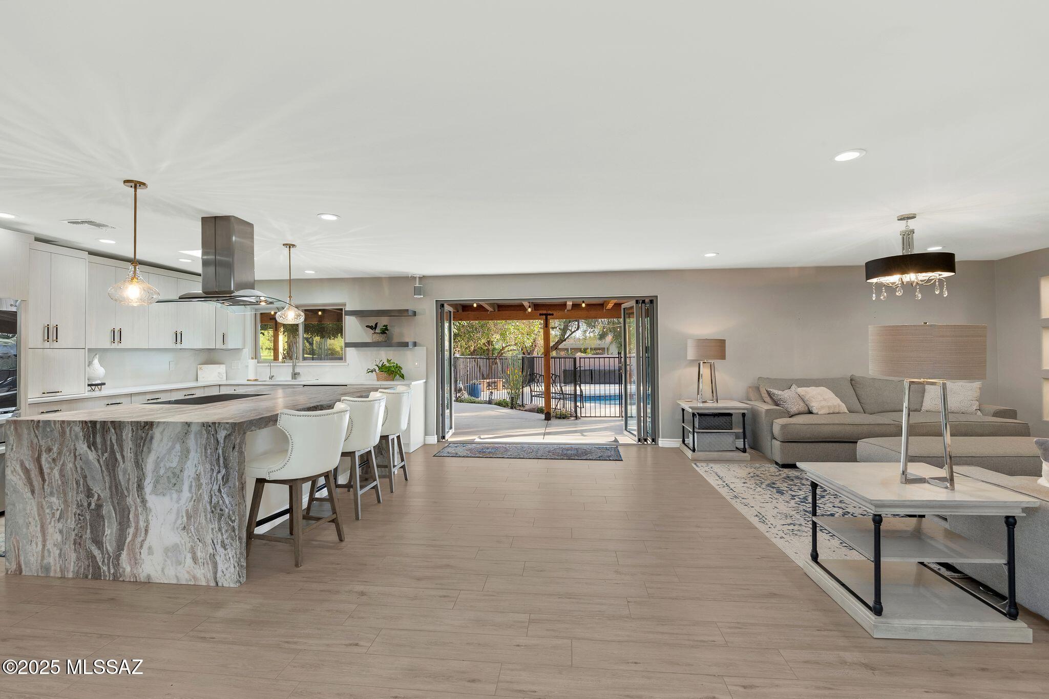 915 W Landoran Lane
