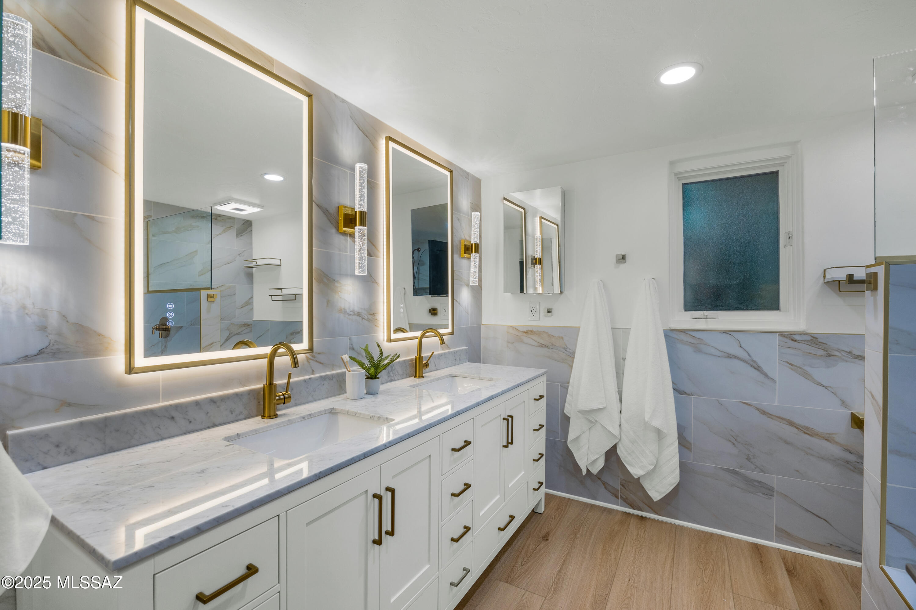 6126 E San Leandro Drive