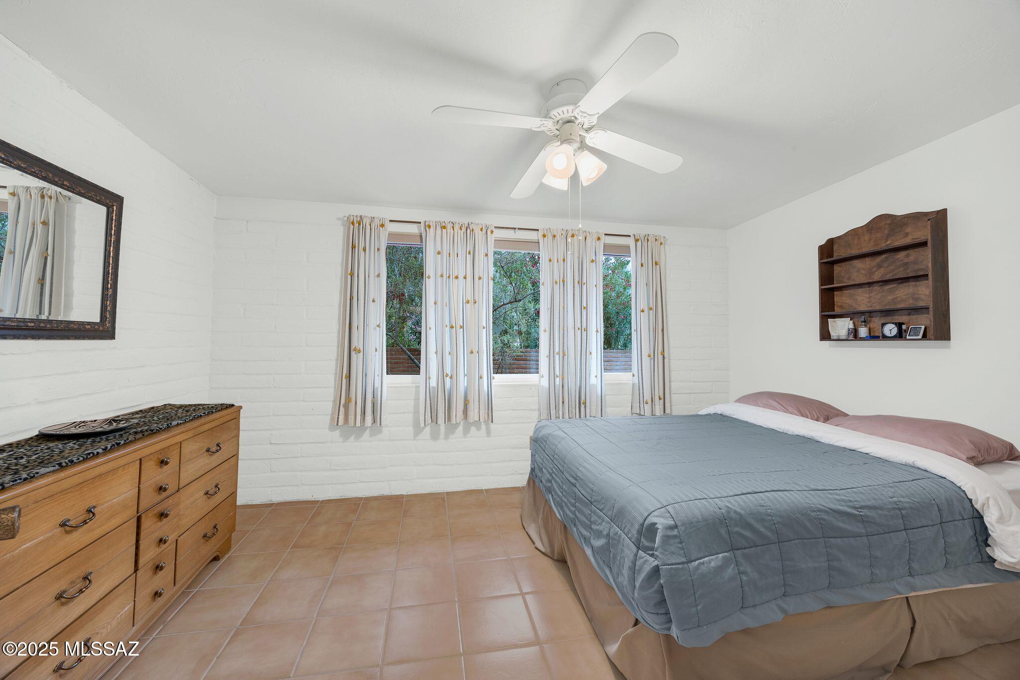 4921 E Camino De Los Olivos