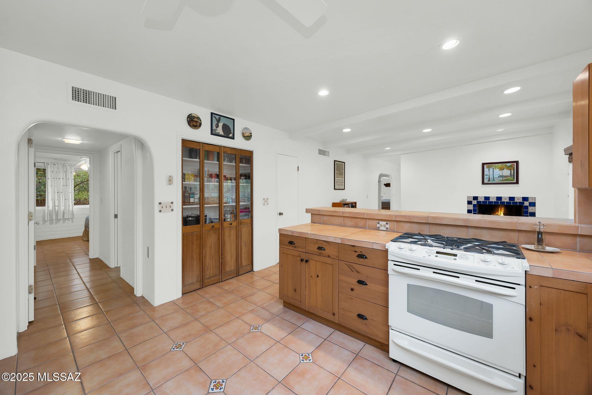 4921 E Camino De Los Olivos