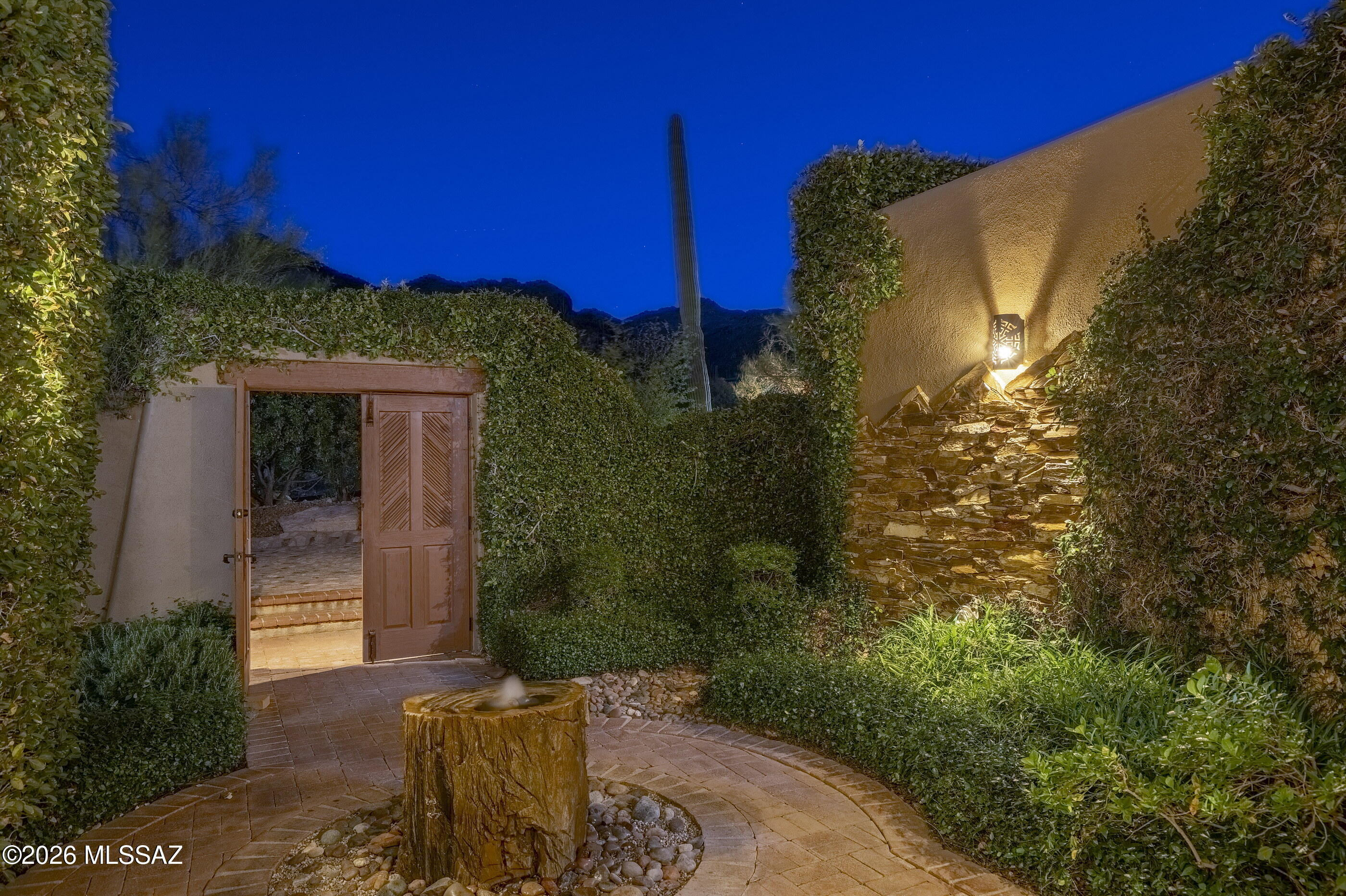 6361 N Canon Del Pajaro