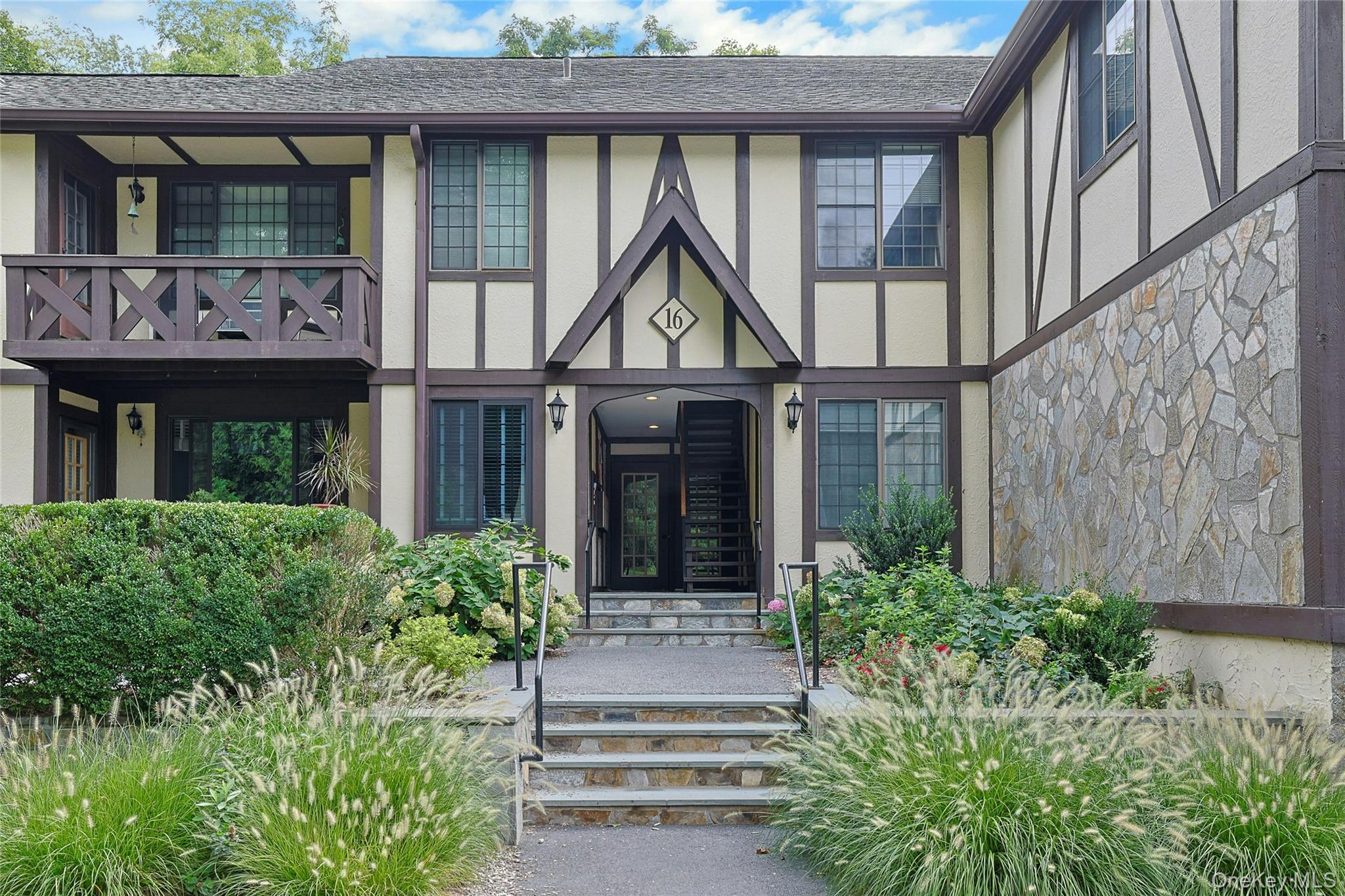 16 Foxwood Drive Unit: 8