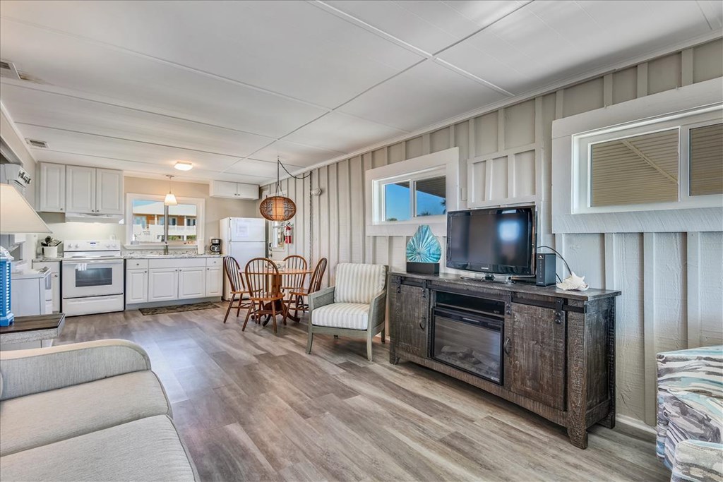 1032 E Gorrie Dr, St. George Island 32328