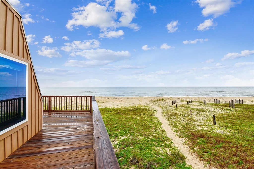 1028 W Gorrie Dr, St. George Island 32328