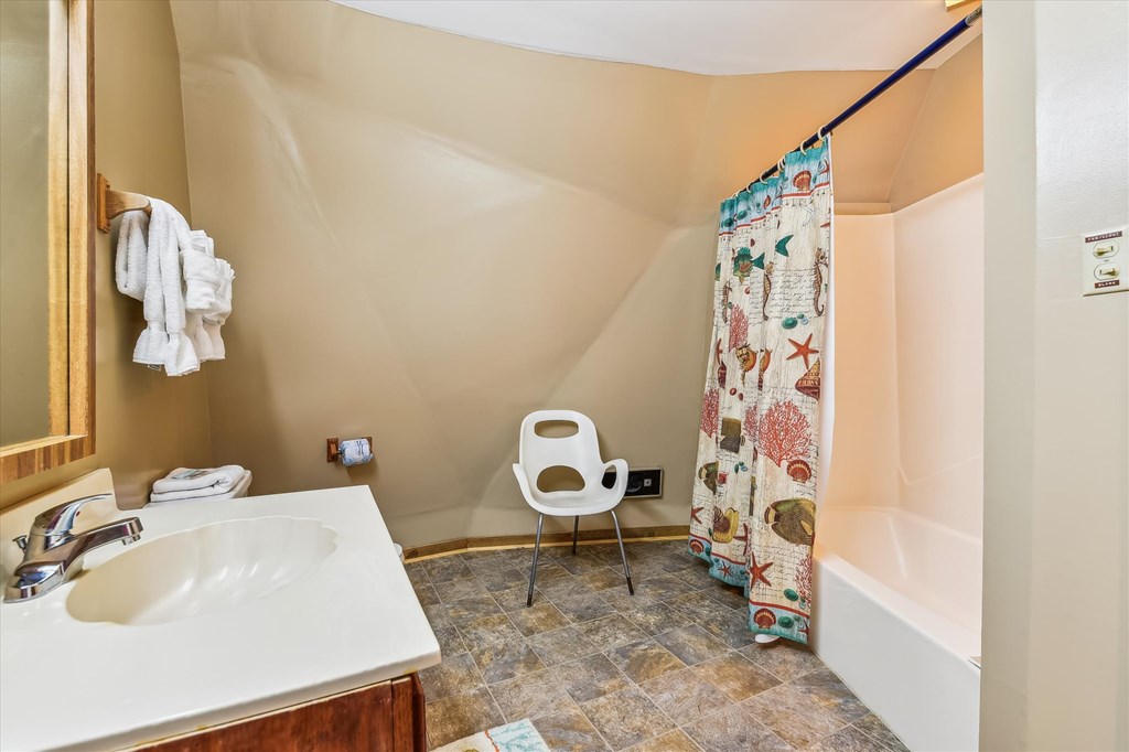 1028 W Gorrie Dr, St. George Island 32328