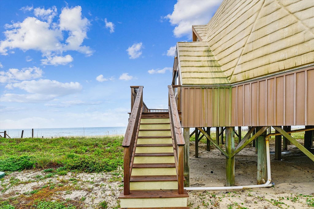 1028 W Gorrie Dr, St. George Island 32328