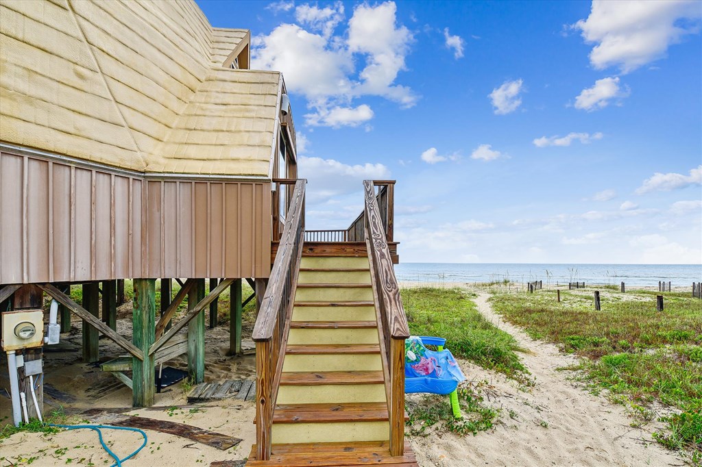 1028 W Gorrie Dr, St. George Island 32328