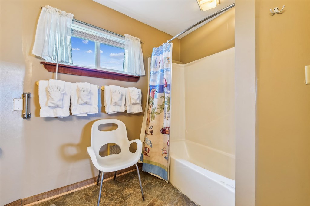 1028 W Gorrie Dr, St. George Island 32328