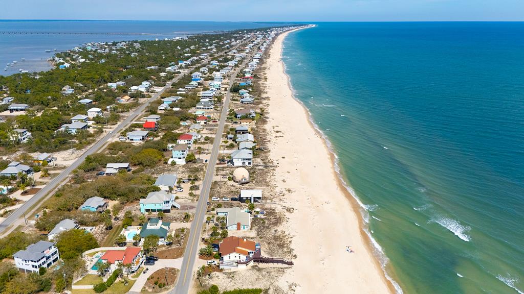 1028 W Gorrie Dr, St. George Island 32328