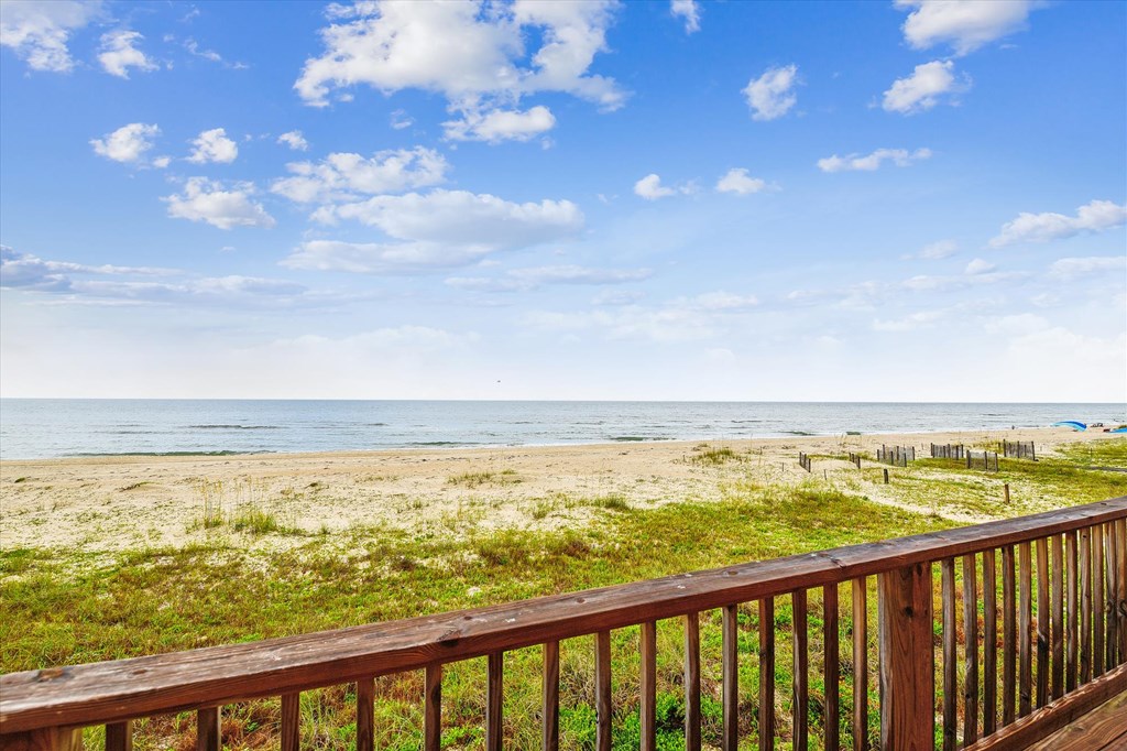 1028 W Gorrie Dr, St. George Island 32328