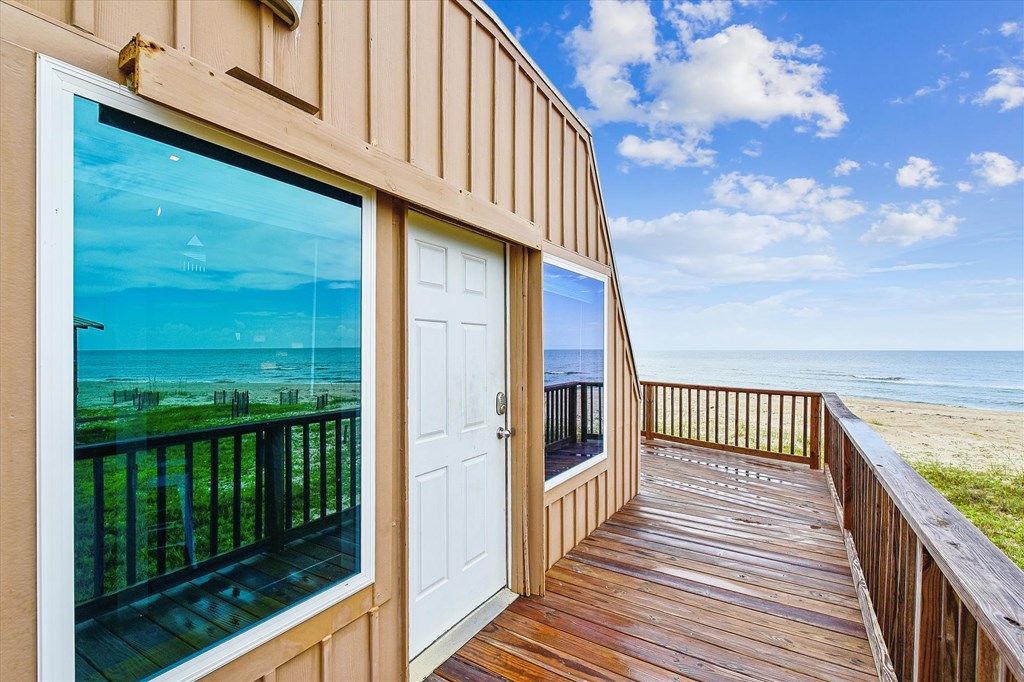 1028 W Gorrie Dr, St. George Island 32328