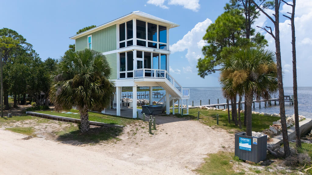 451 Sawyer St, St. George Island 32328
