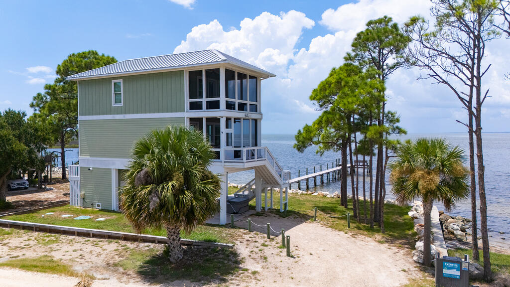 451 Sawyer St, St. George Island 32328