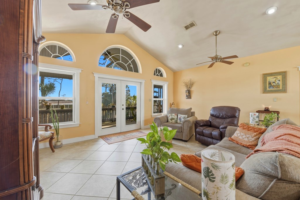 548 E Pine Ave, St. George Island 32328