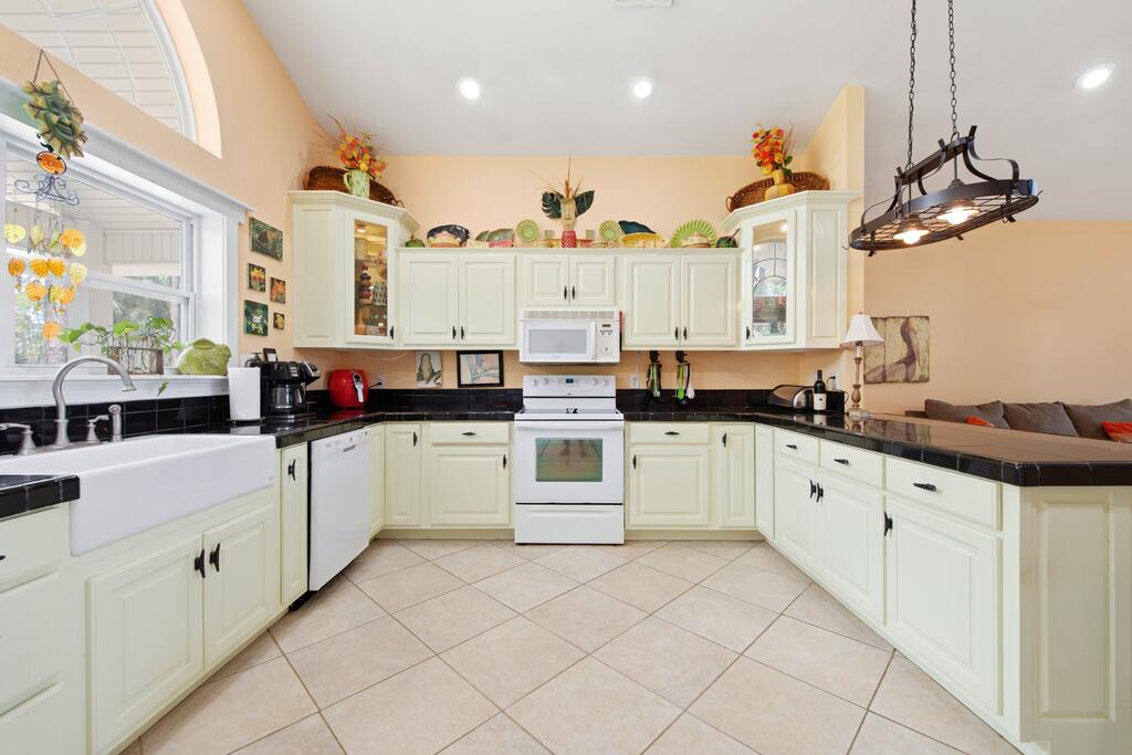 548 E Pine Ave, St. George Island 32328