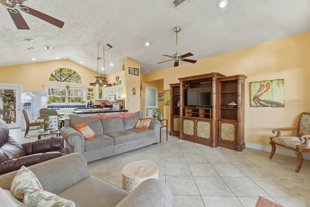 548 E Pine Ave, St. George Island 32328