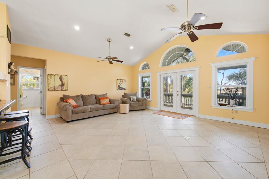 548 E Pine Ave, St. George Island 32328