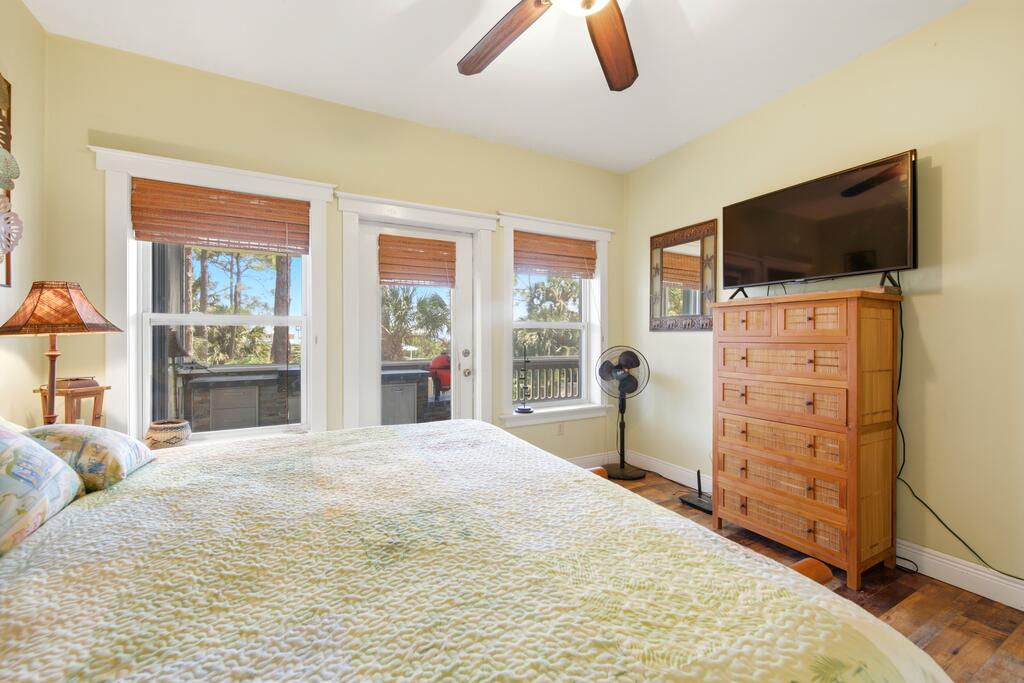 548 E Pine Ave, St. George Island 32328