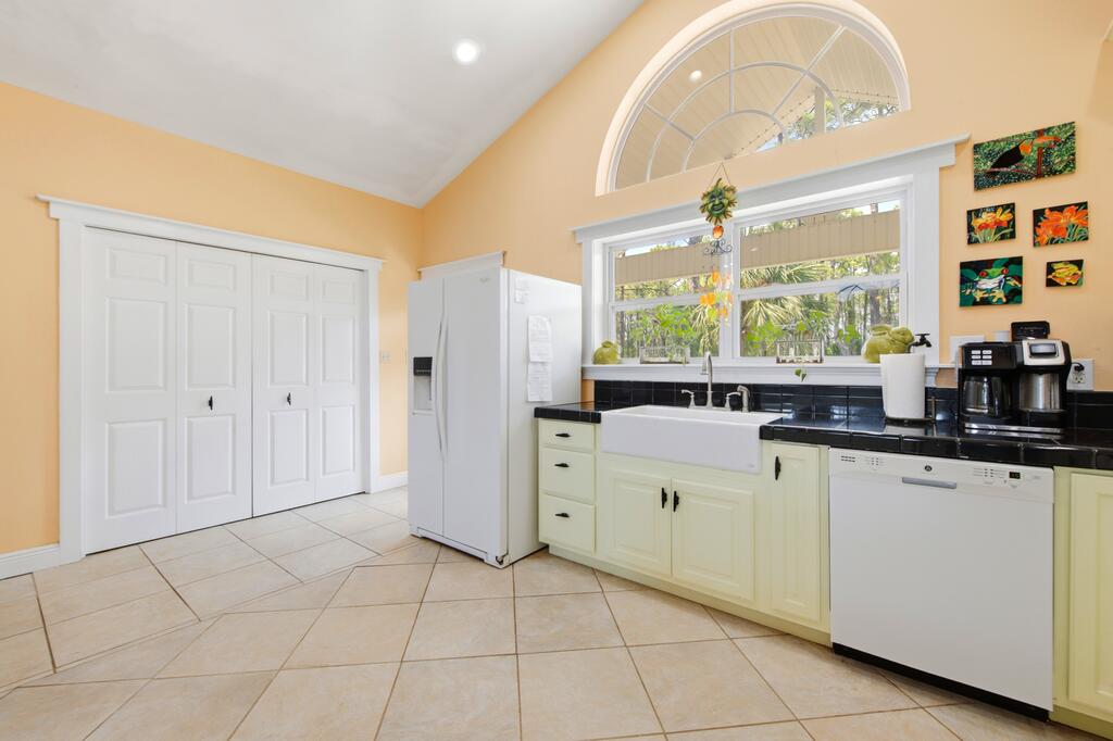 548 E Pine Ave, St. George Island 32328