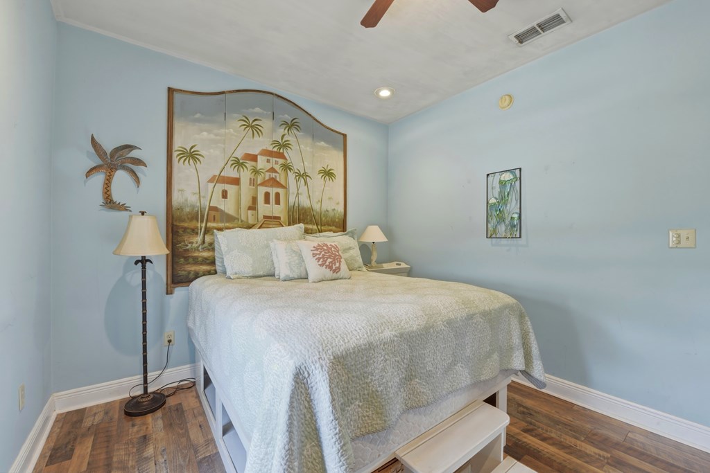 548 E Pine Ave, St. George Island 32328