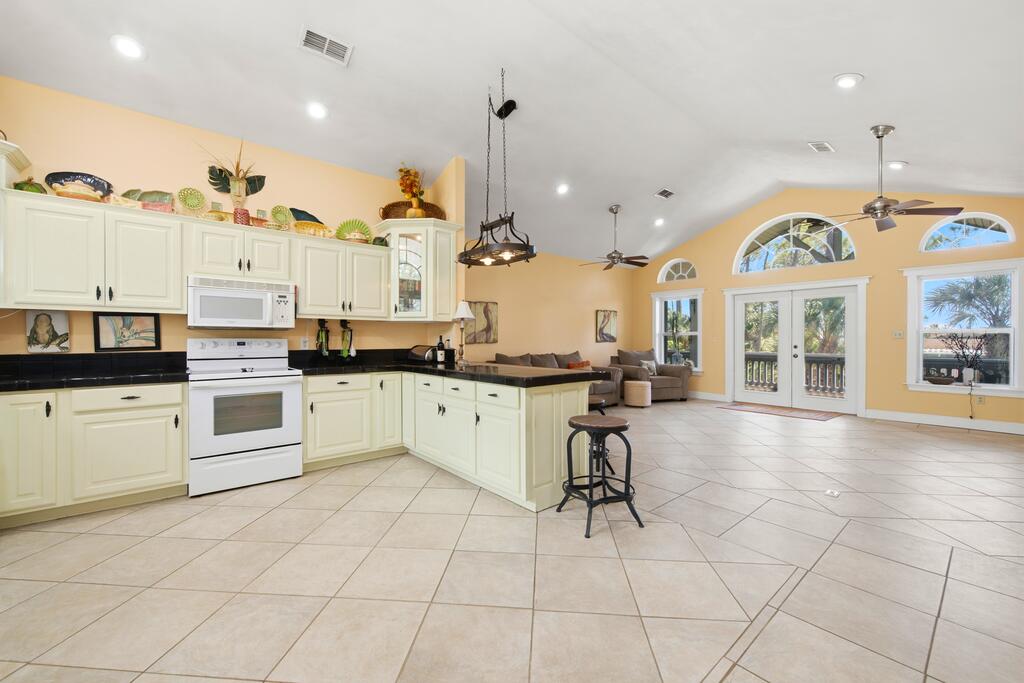 548 E Pine Ave, St. George Island 32328