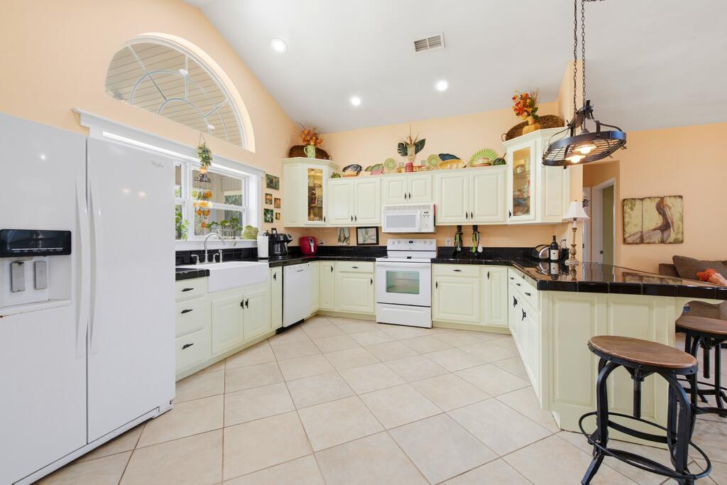 548 E Pine Ave, St. George Island 32328