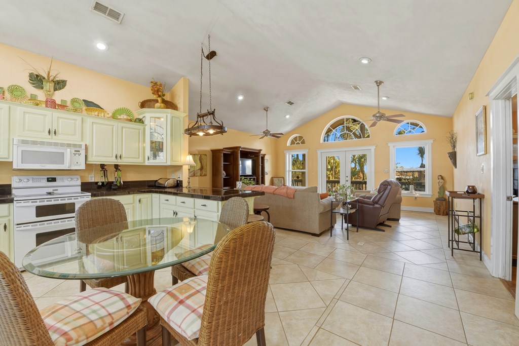 548 E Pine Ave, St. George Island 32328