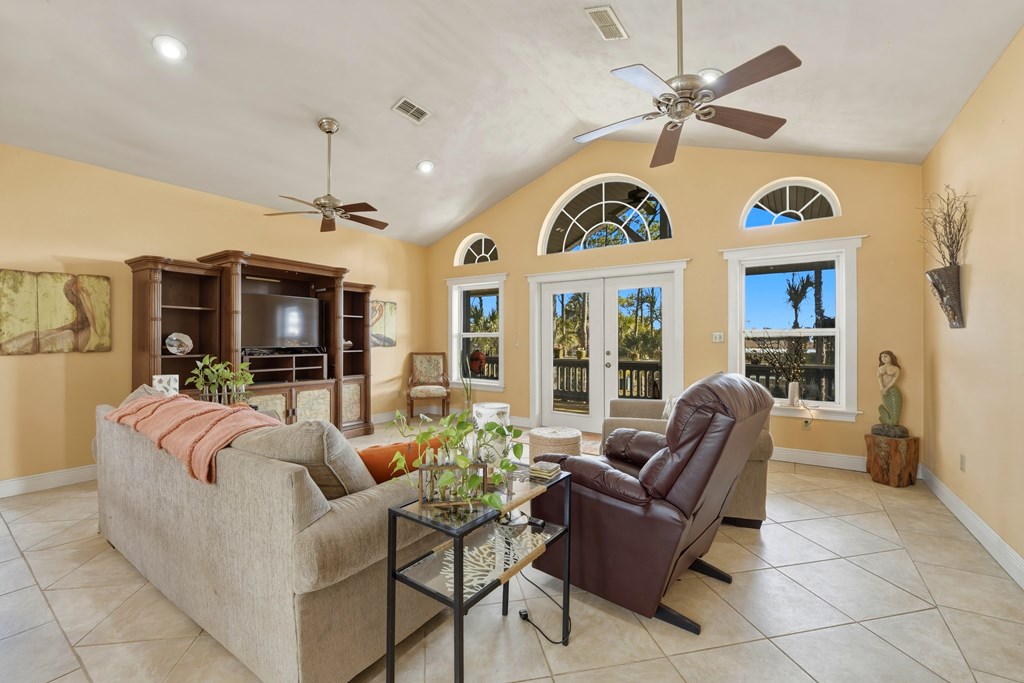 548 E Pine Ave, St. George Island 32328