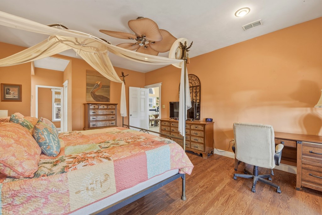 548 E Pine Ave, St. George Island 32328