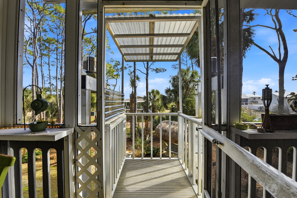 548 E Pine Ave, St. George Island 32328