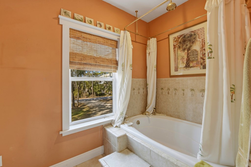 548 E Pine Ave, St. George Island 32328