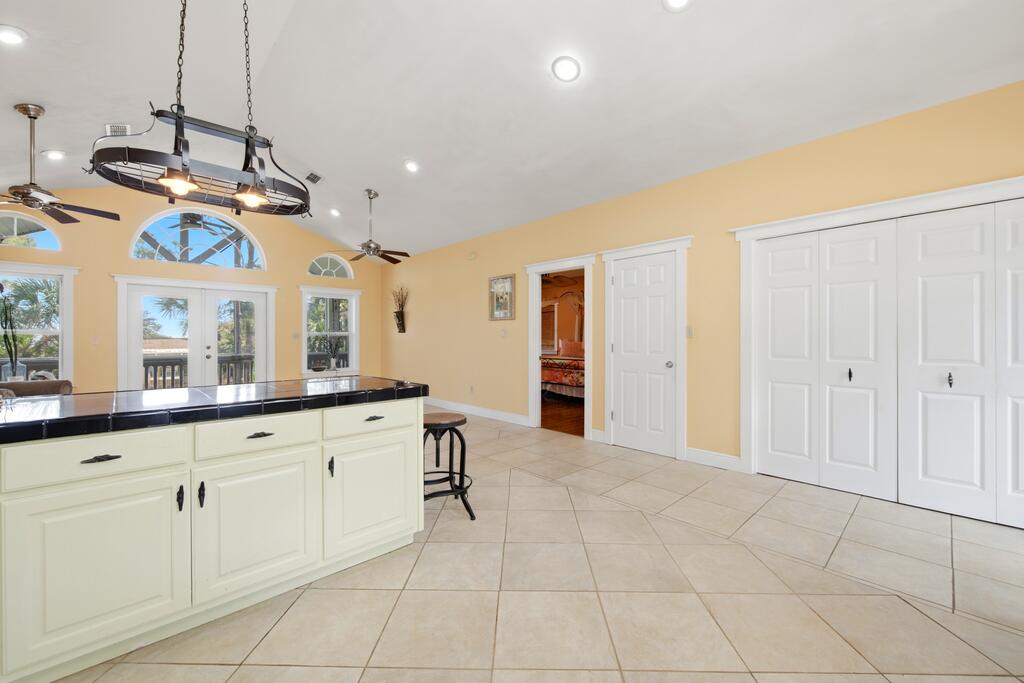 548 E Pine Ave, St. George Island 32328