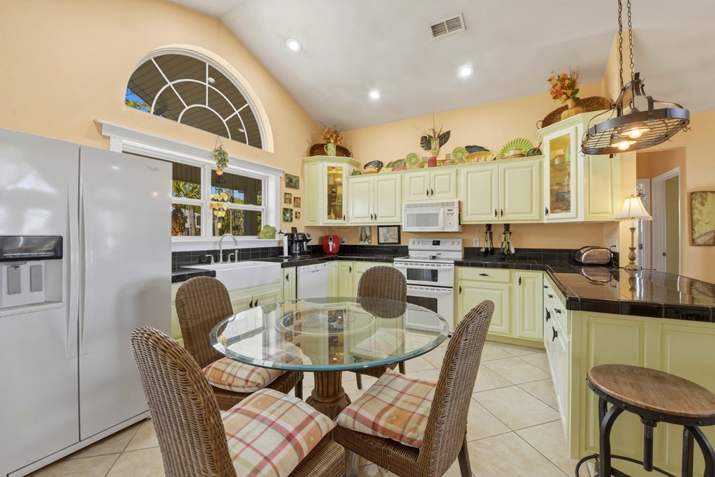 548 E Pine Ave, St. George Island 32328