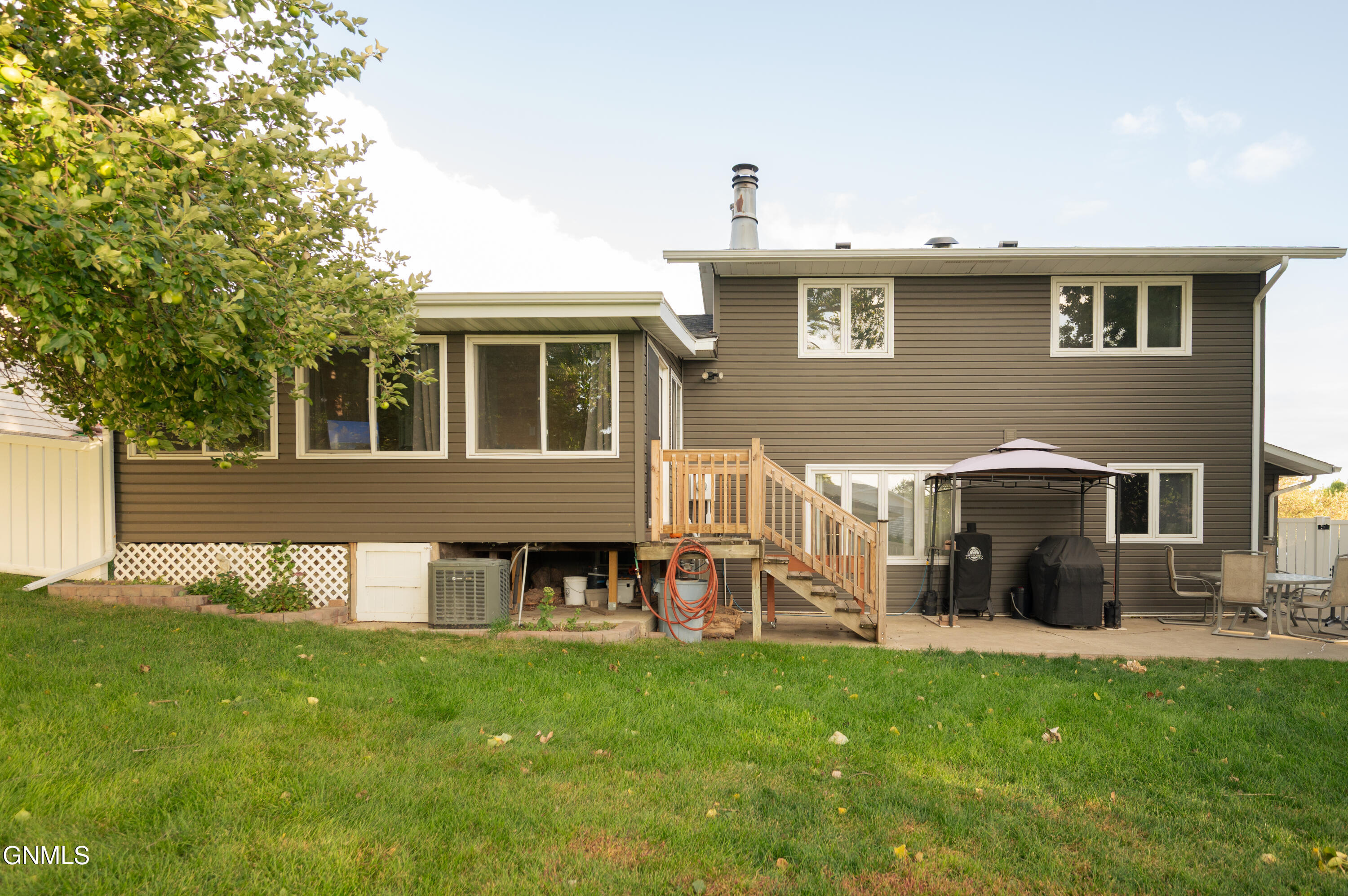 703 8th Avenue NE