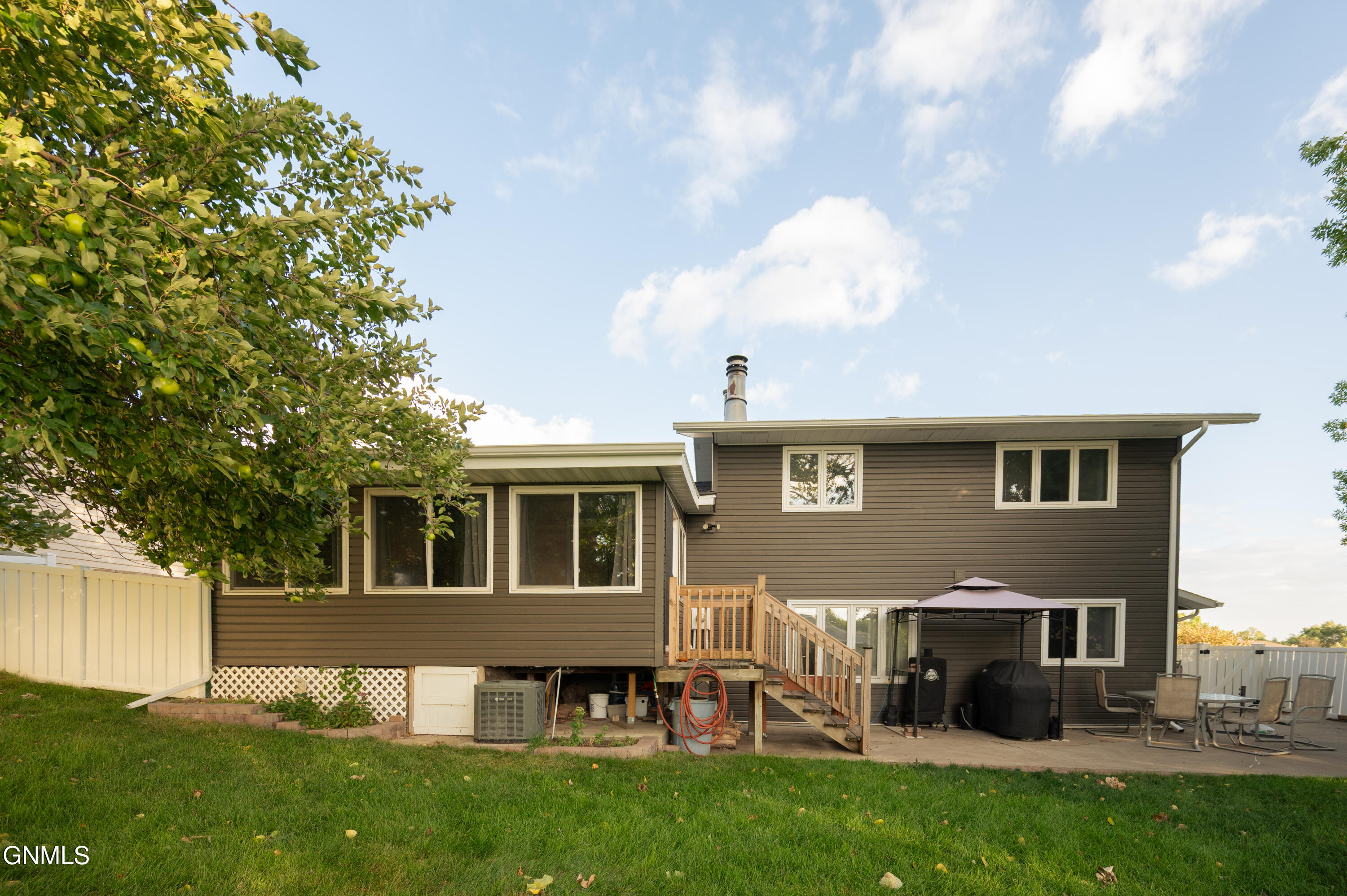 703 8th Avenue NE