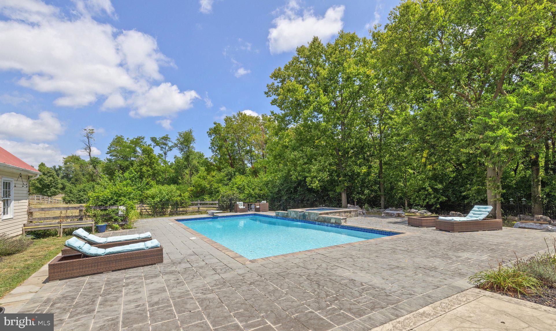 104 Greenfields Ln
