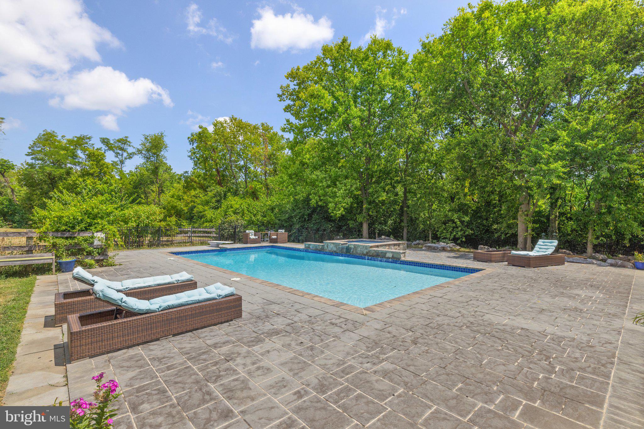 104 Greenfields Ln