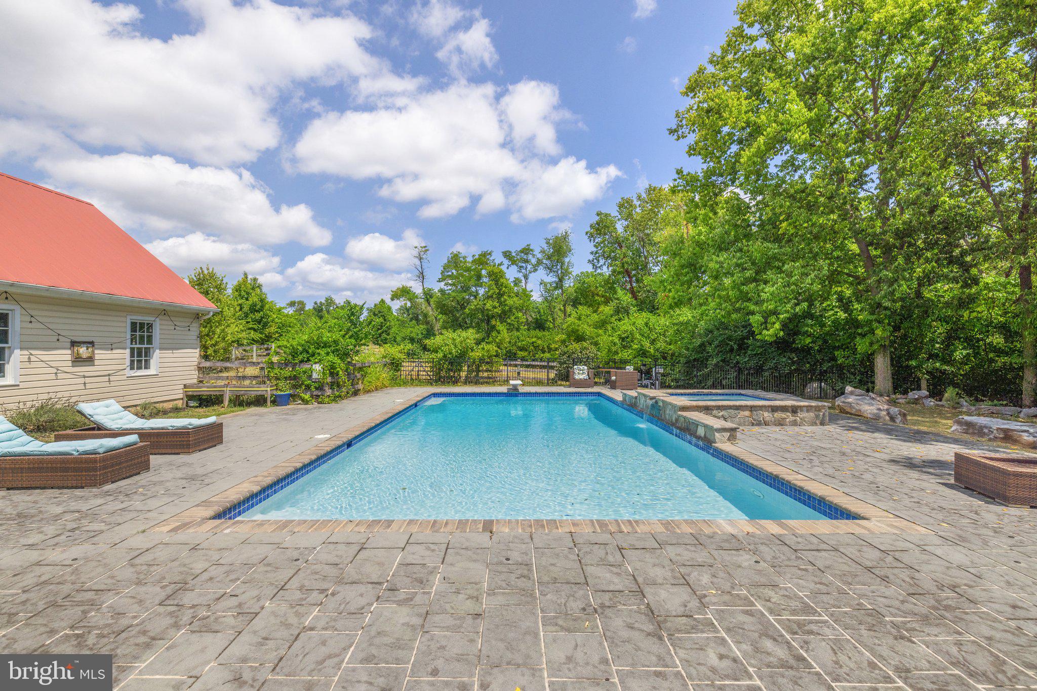 104 Greenfields Ln
