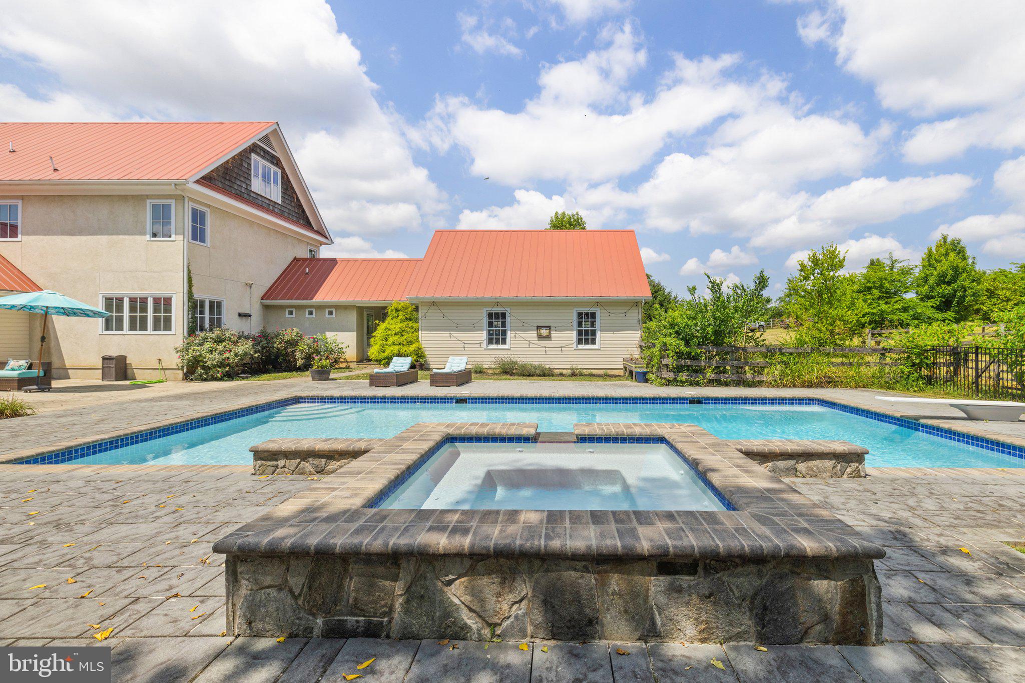 104 Greenfields Ln