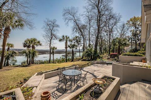 717 Island Circle E