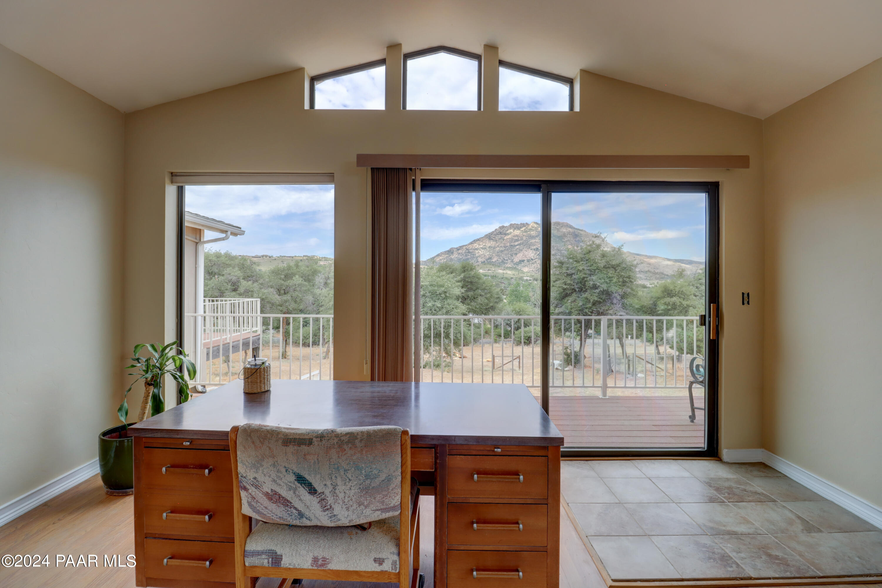 2120 W Single Tree Street