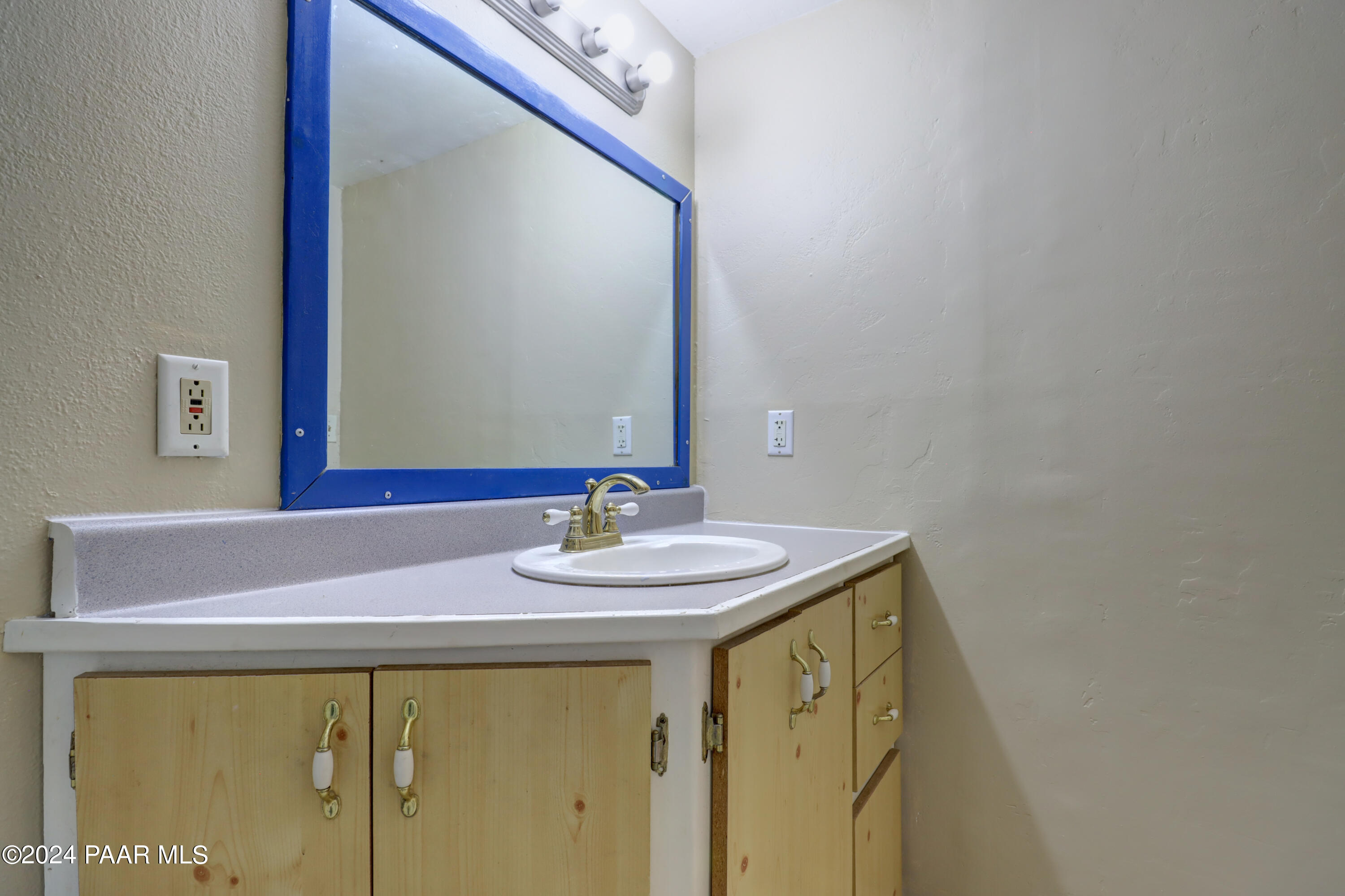 2120 W Single Tree Street