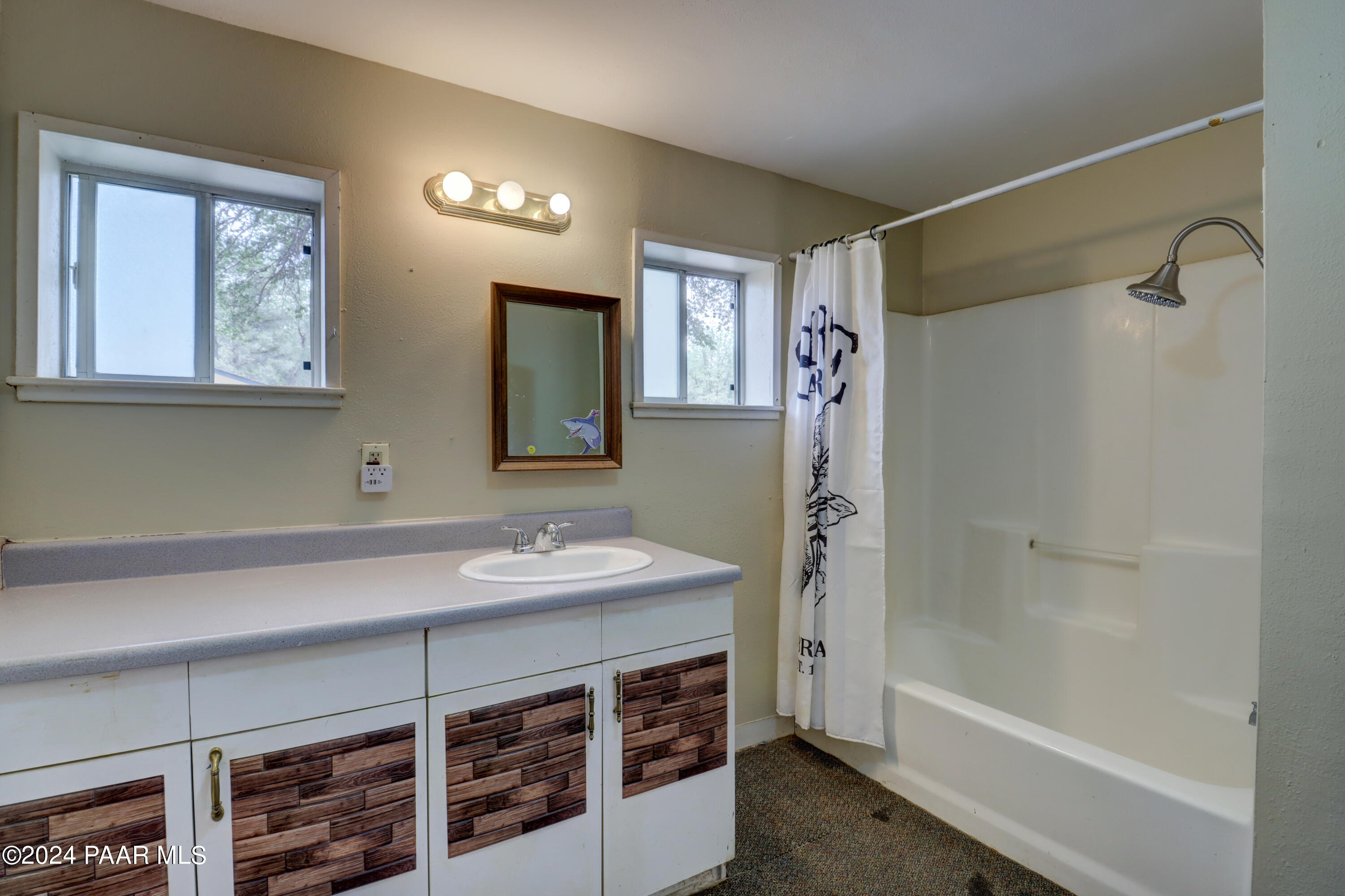 2120 W Single Tree Street