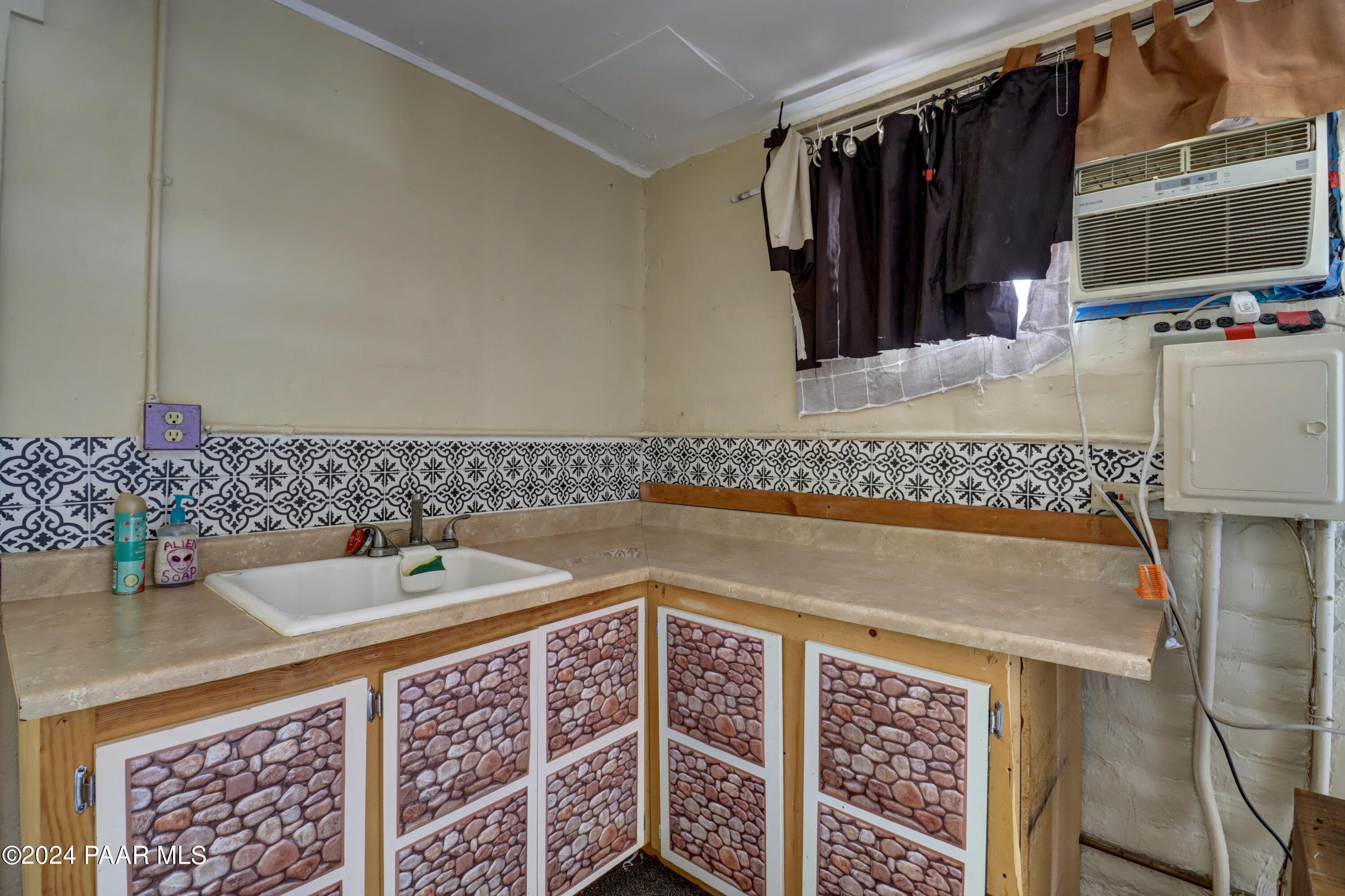 2120 W Single Tree Street