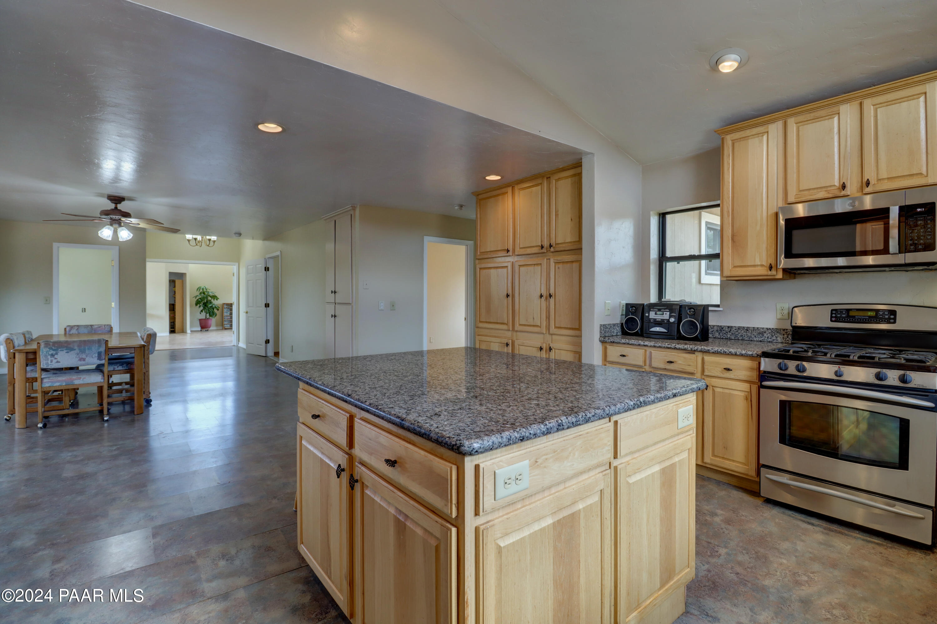 2120 W Single Tree Street